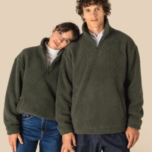 Uniseks sweater van sherpa met kwartrits en afhangende schouders