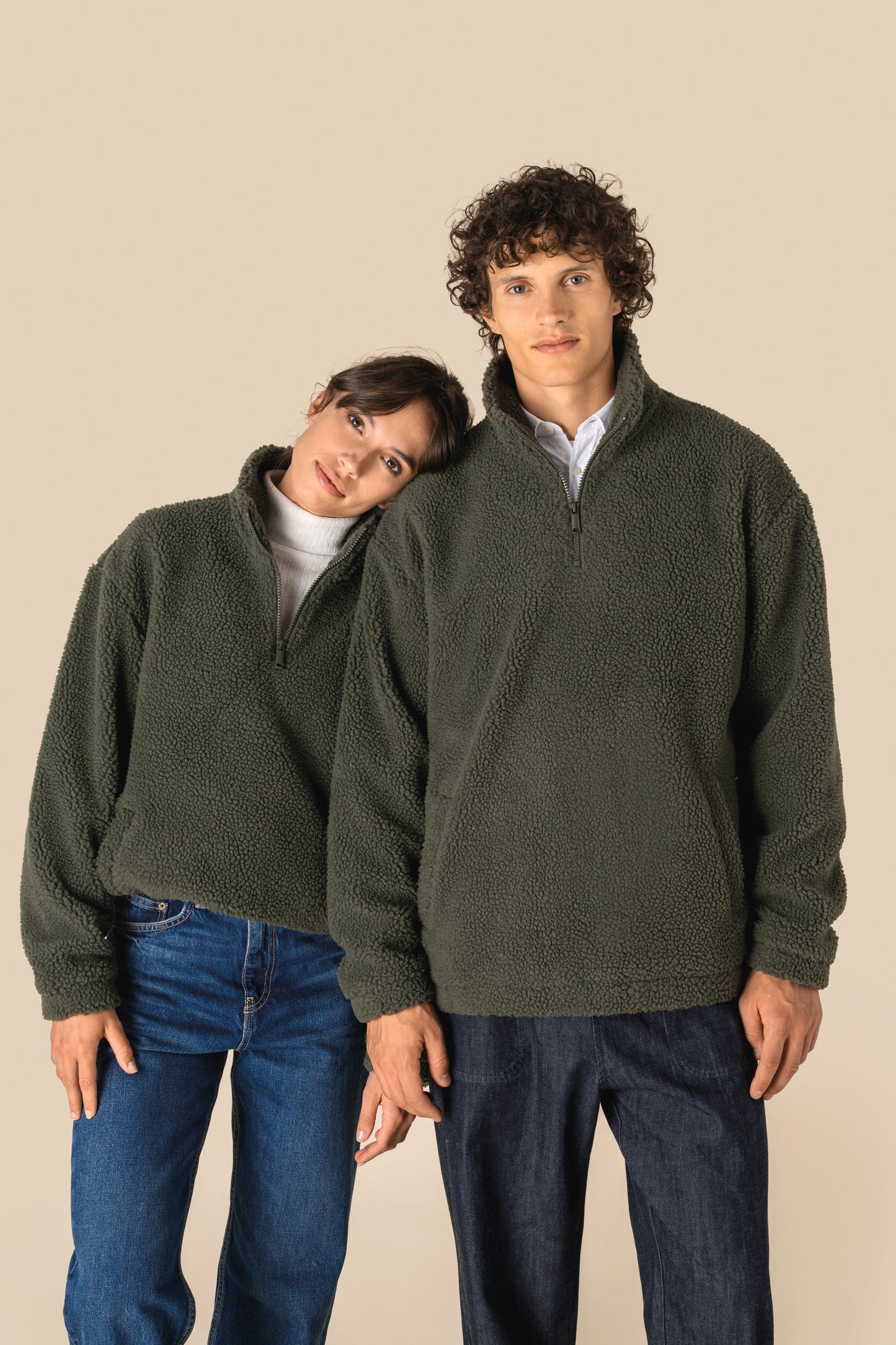 Uniseks sweater van sherpa met kwartrits en afhangende schouders